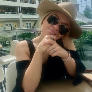 Meet your Posher, Danielle